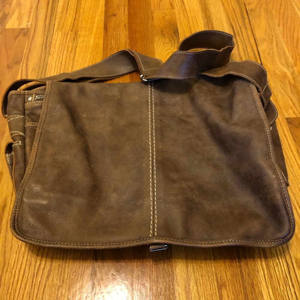 Amazing gorgeous leather roots messenger bag
